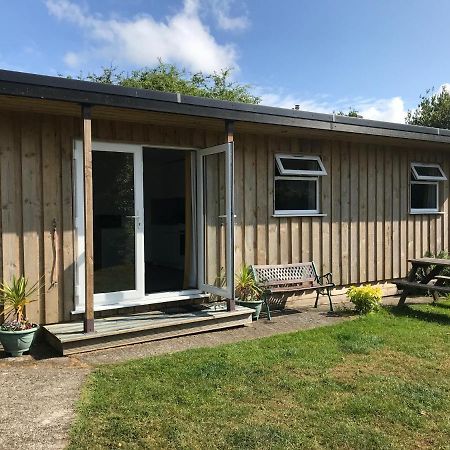 Kingfisher Glamping Cabin 보드민 외부 사진